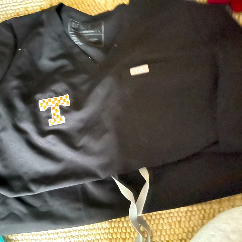Figs black Set with Tennessee Vols custom logo Large Catarina and largeP Zamora